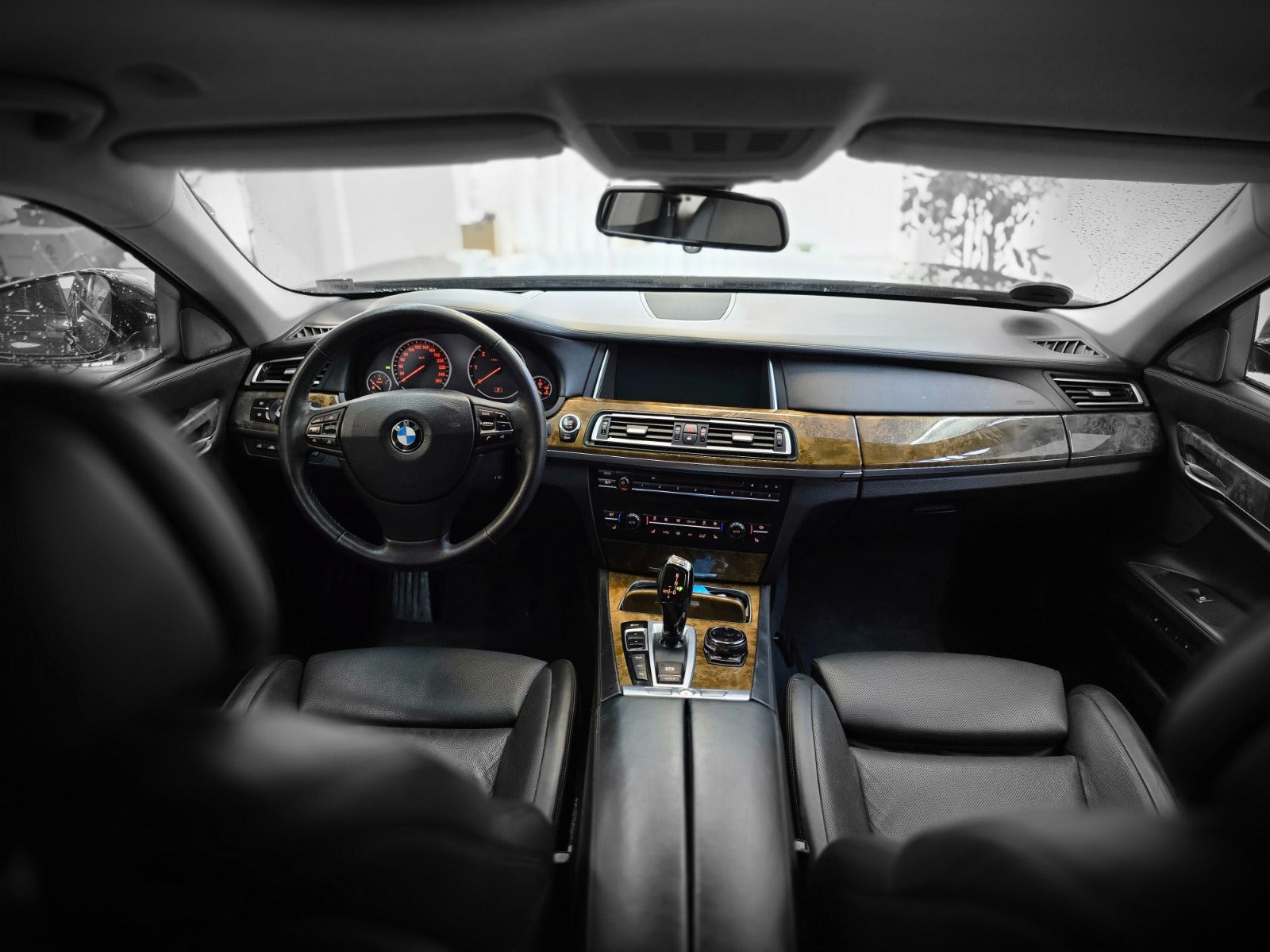 Sort BMW 740d fra 2014 set indefra