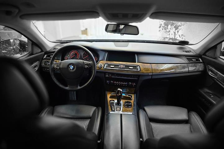 Sort BMW 740d fra 2014 set indefra