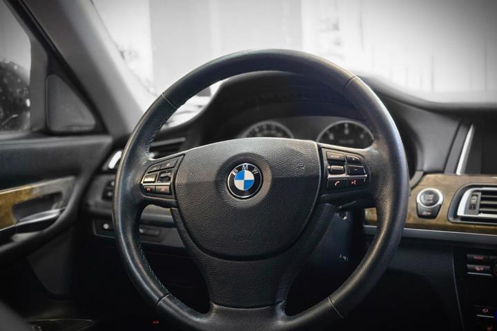 Sort BMW 740d fra 2014 set indefra