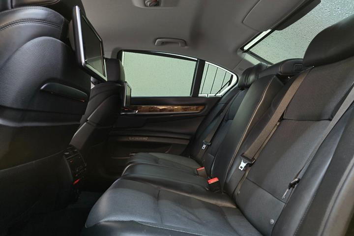 Sort BMW 740d fra 2014