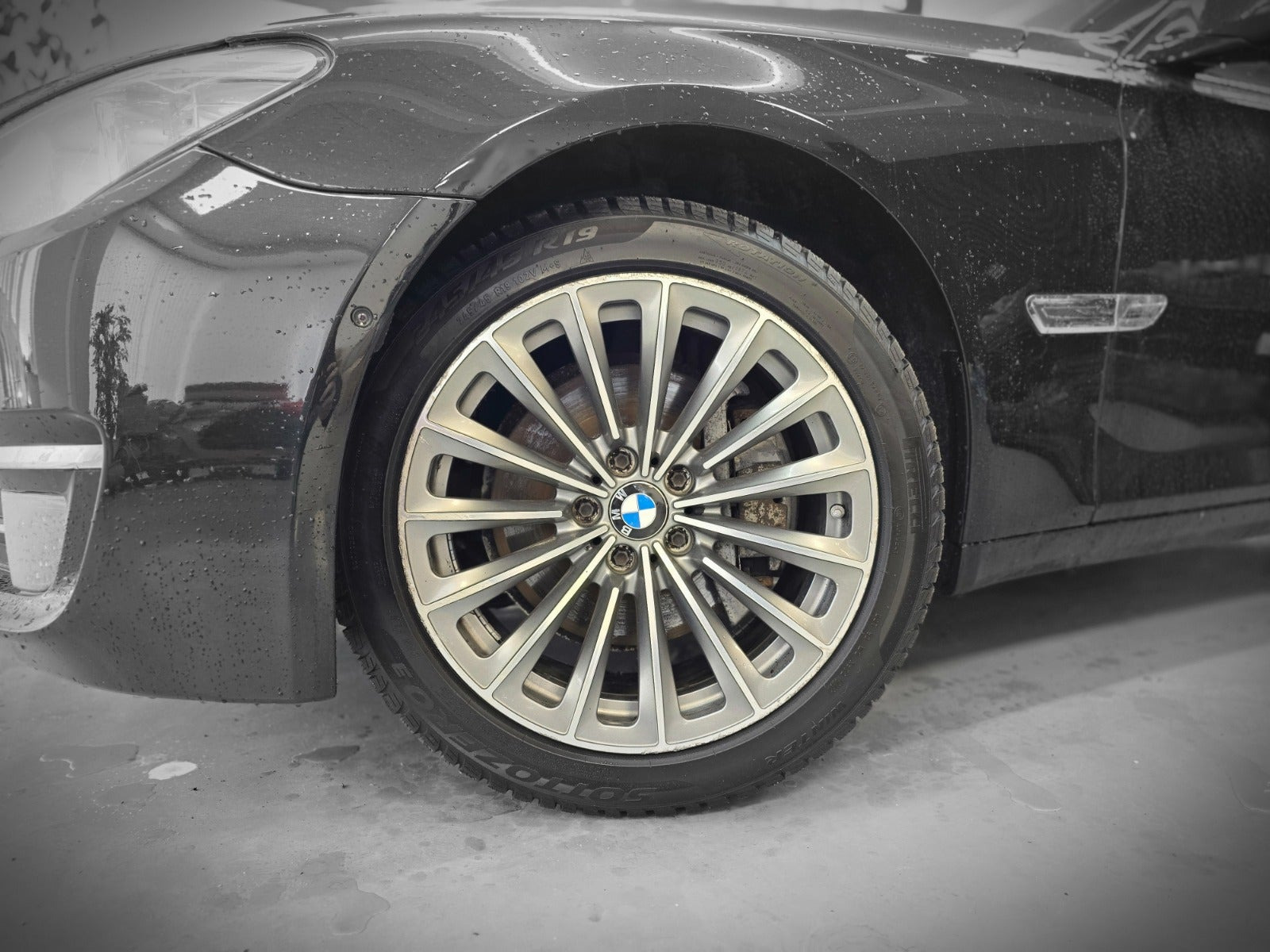 Sort BMW 740d fra 2014
