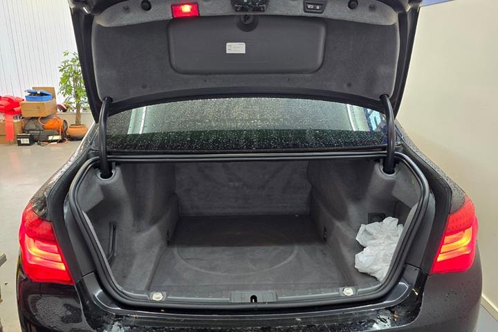 Sort BMW 740d fra 2014