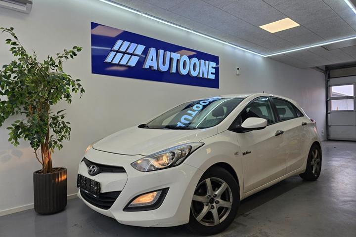Hvid Hyundai i30 fra 2014 set udefra
