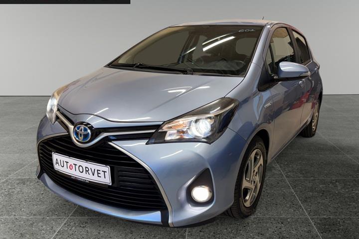 Blå Toyota Yaris fra 2015 set udefra