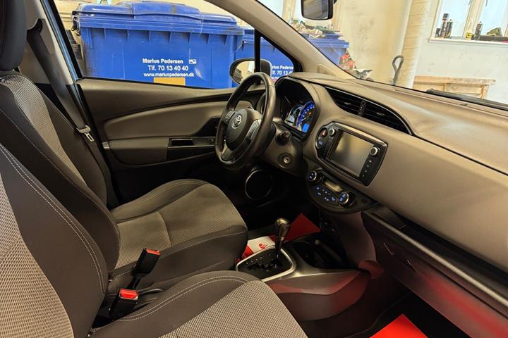 Blå Toyota Yaris fra 2015