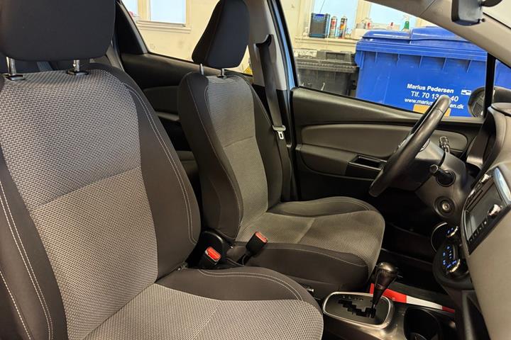 Blå Toyota Yaris fra 2015