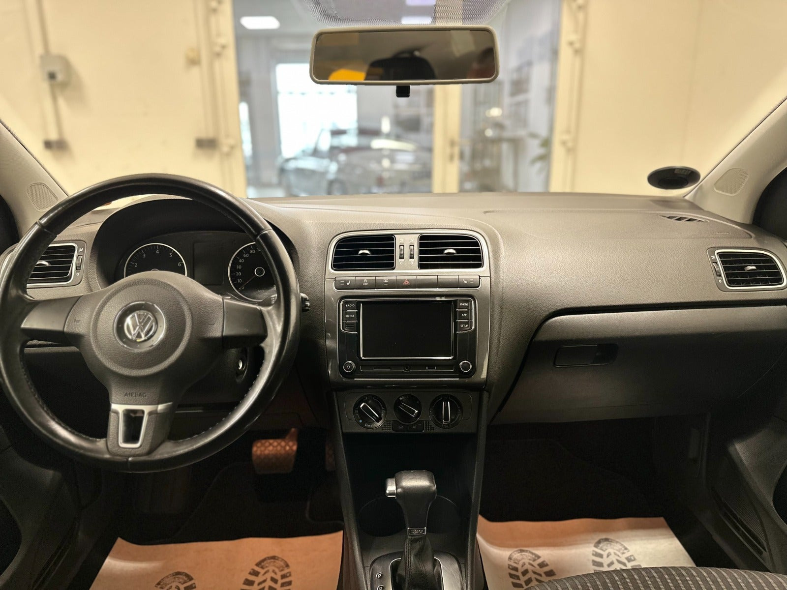 Grå VW Polo fra 2010