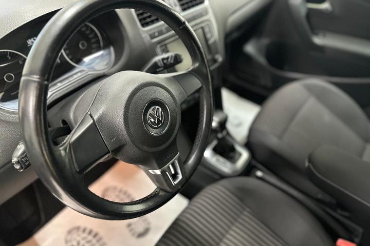 Grå VW Polo fra 2010
