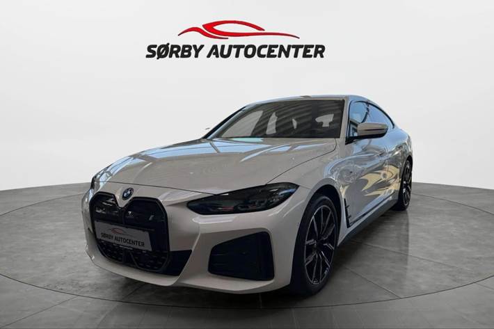 Hvid BMW i4 fra 2023 set udefra
