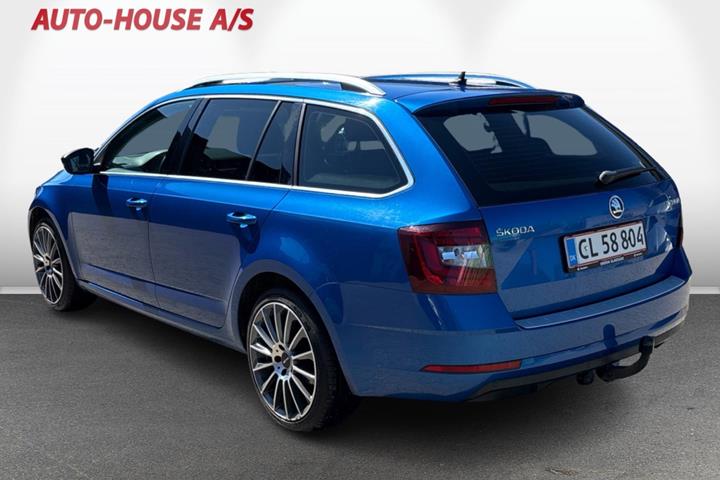 Blå Skoda Octavia fra 2020