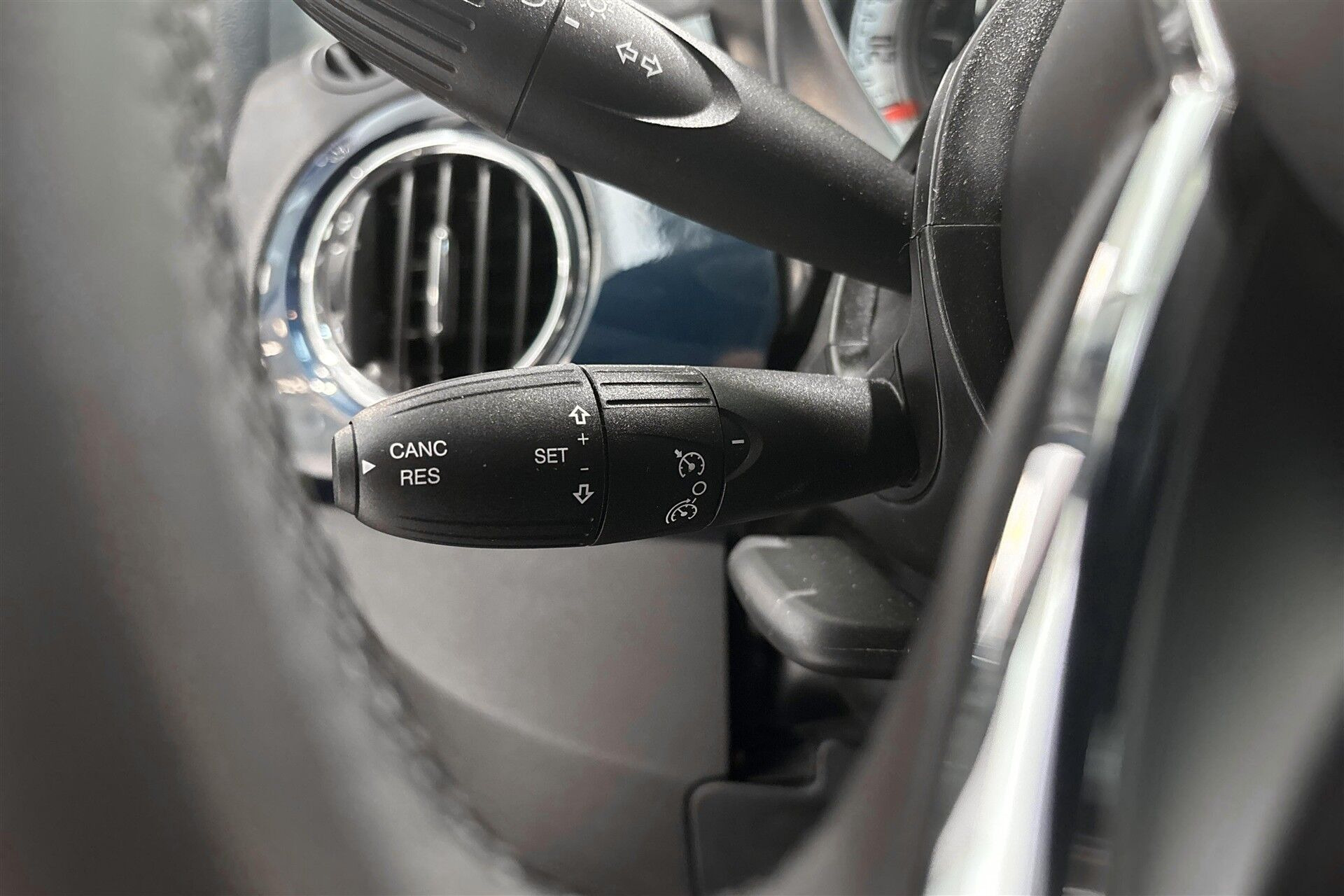 Blå Fiat 500 fra 2022