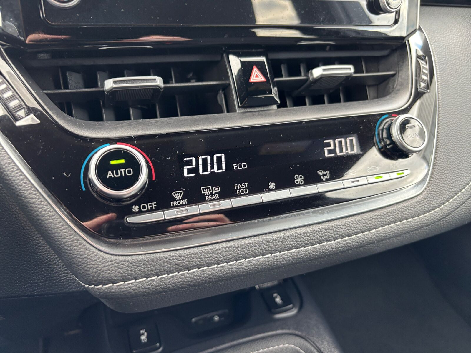 Sølv Toyota Corolla fra 2020