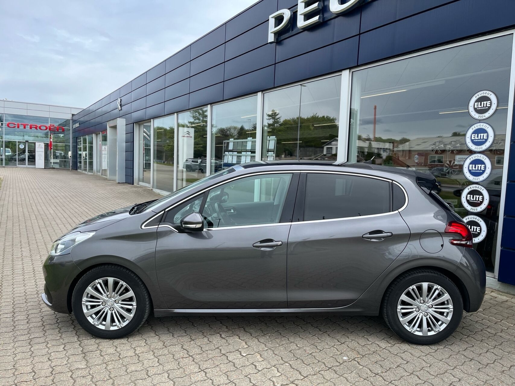 Grå Peugeot 208 fra 2019