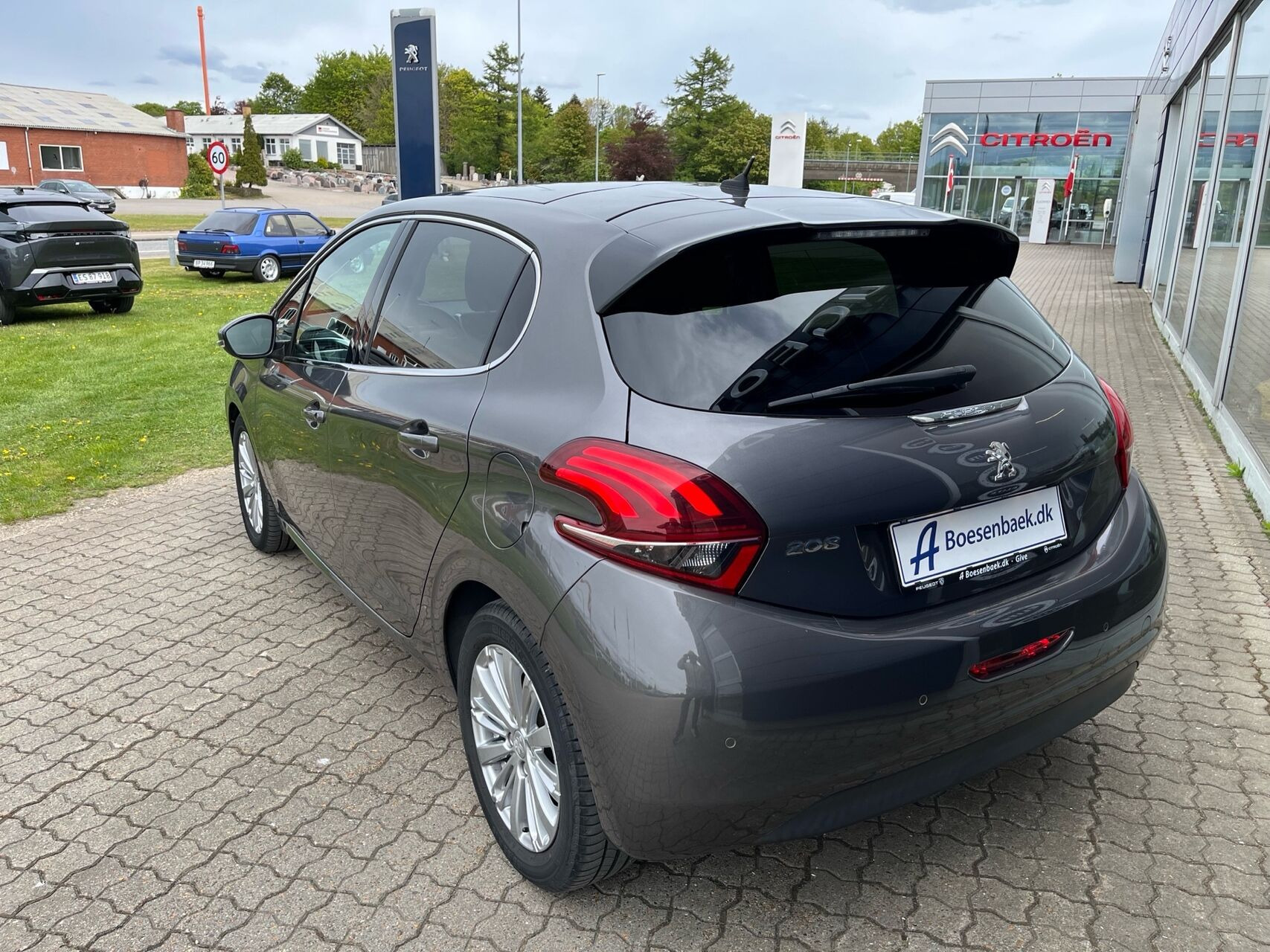 Grå Peugeot 208 fra 2019