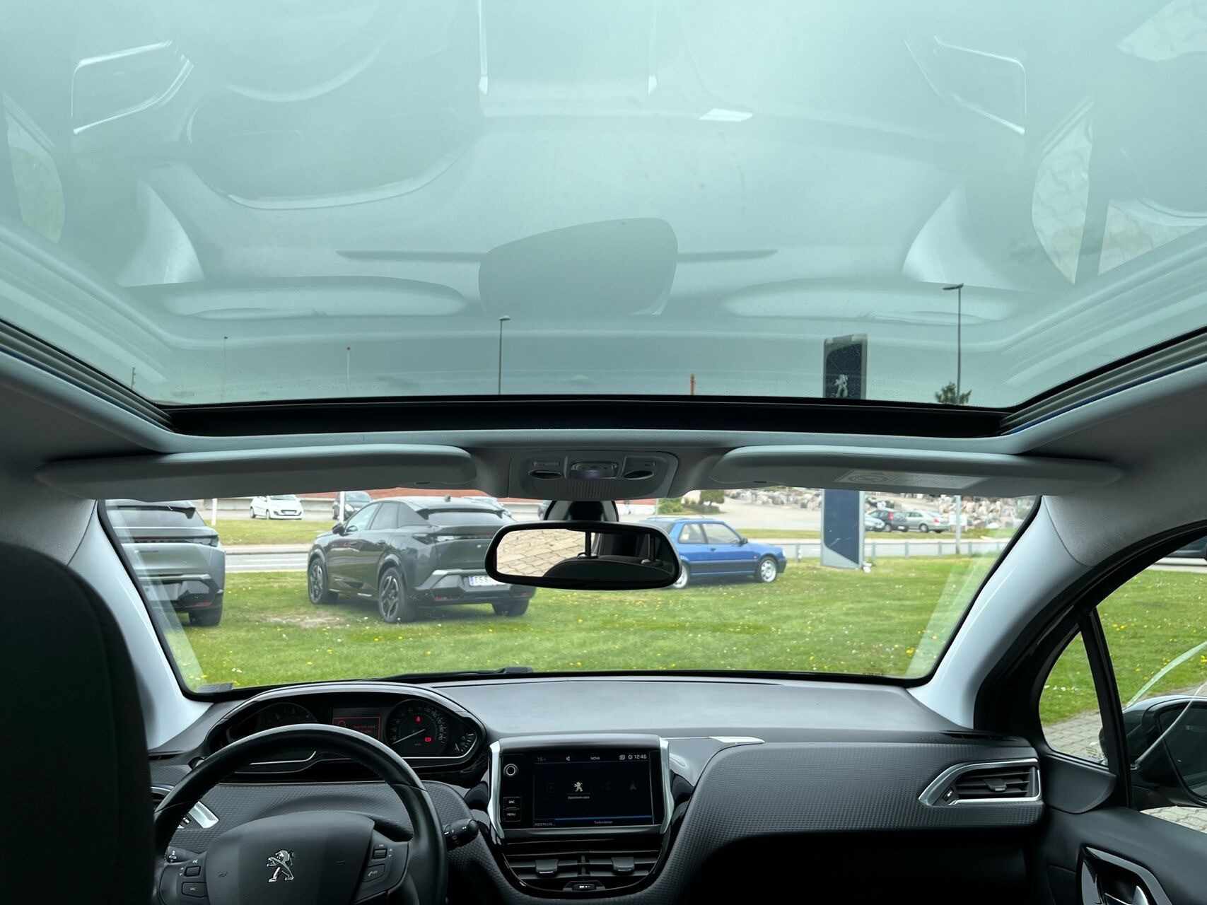 Grå Peugeot 208 fra 2019
