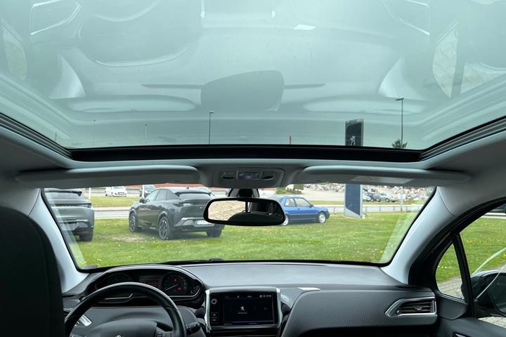 Grå Peugeot 208 fra 2019