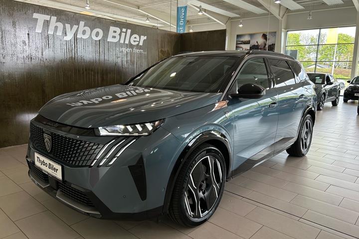 Blå Peugeot e-5008 fra 2024 set udefra