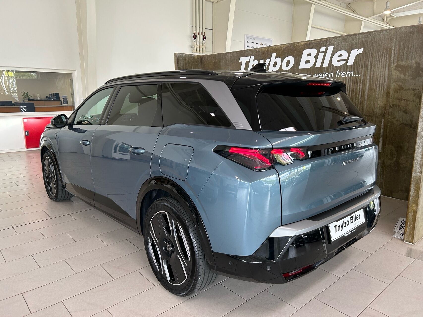 Blå Peugeot e-5008 fra 2024
