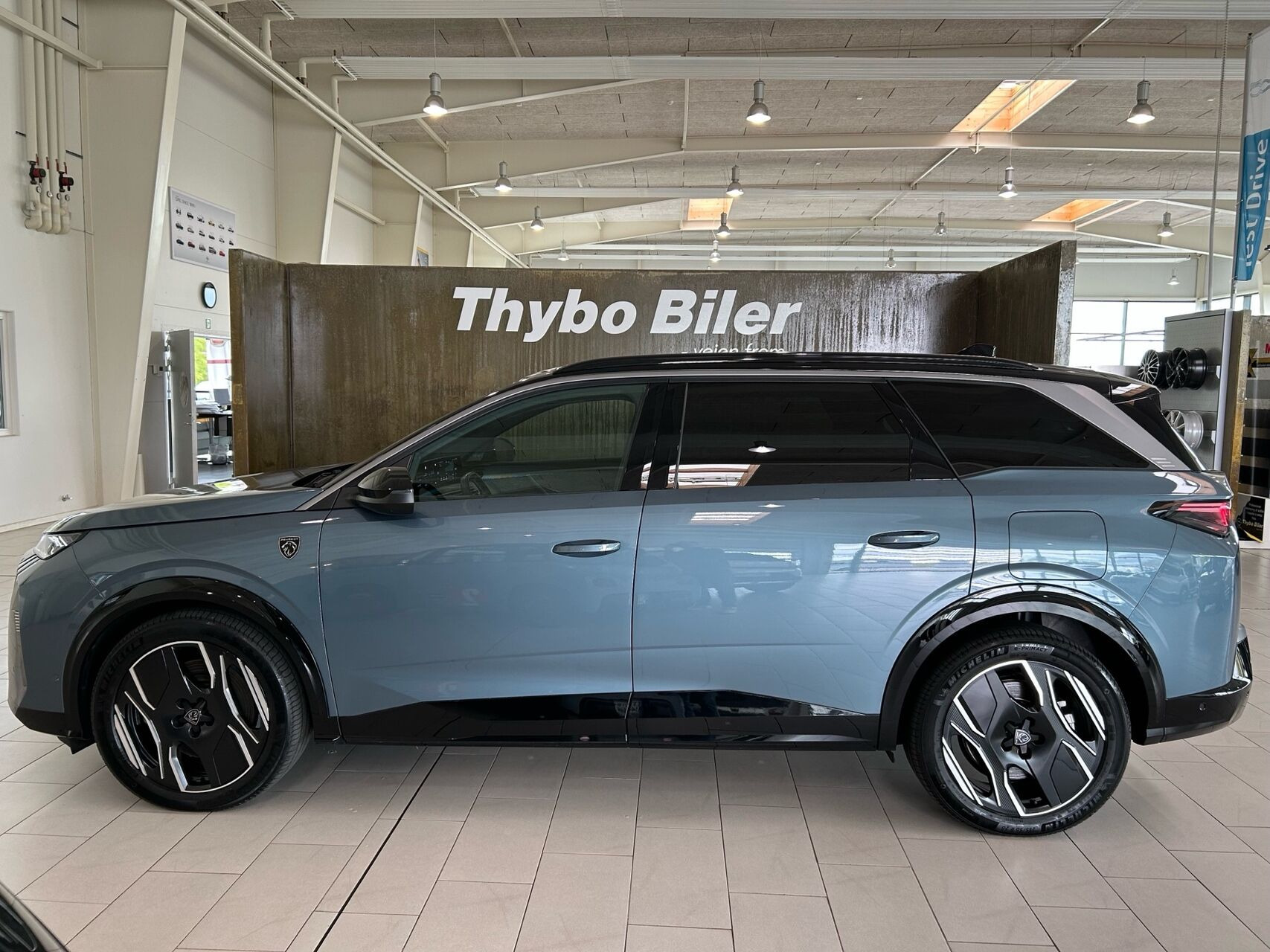 Blå Peugeot e-5008 fra 2024
