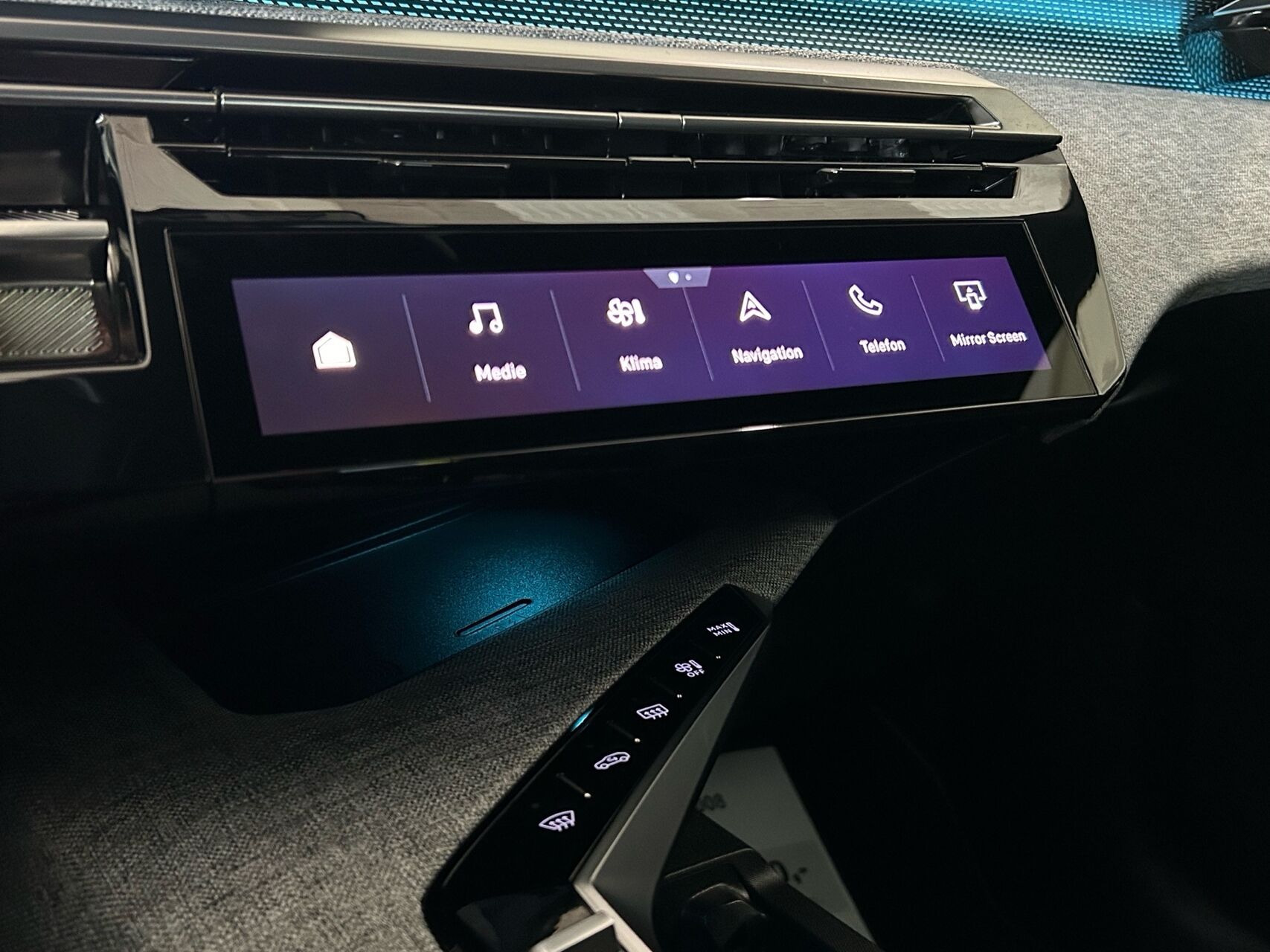 Blå Peugeot e-5008 fra 2024