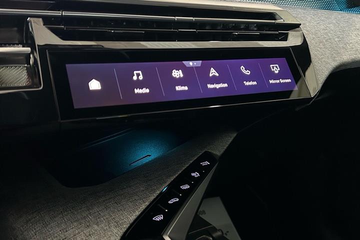 Blå Peugeot e-5008 fra 2024