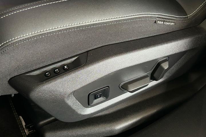 Blå Peugeot e-5008 fra 2024