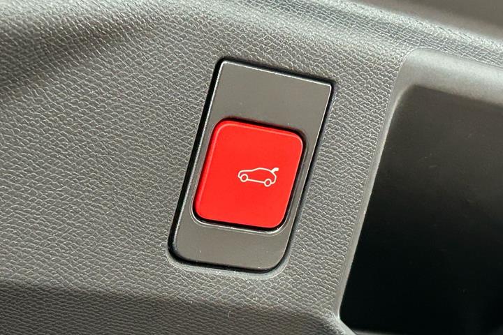 Blå Peugeot e-5008 fra 2024