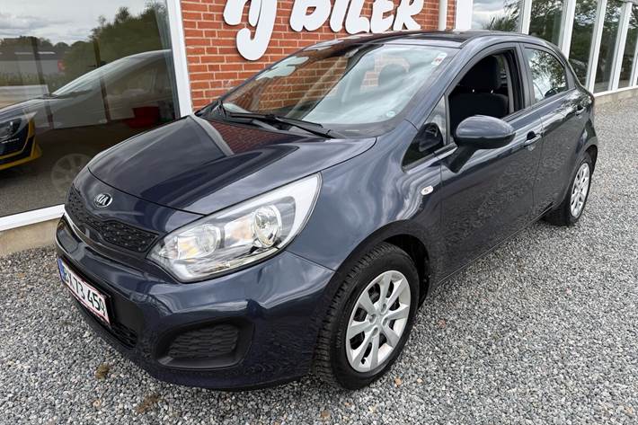 Blå Kia Rio fra 2013