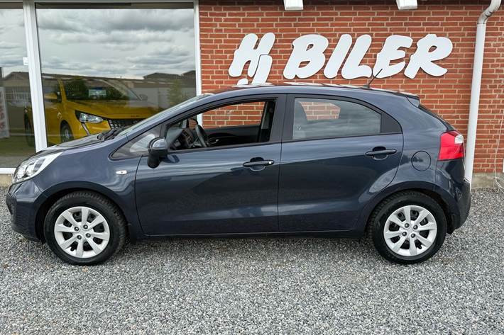 Blå Kia Rio fra 2013