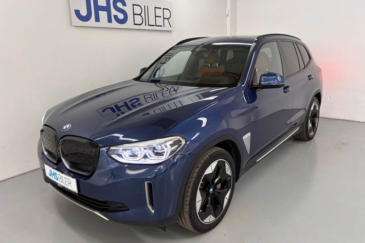 Blå BMW iX3 fra 2021 set udefra