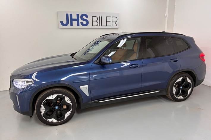 Blå BMW iX3 fra 2021