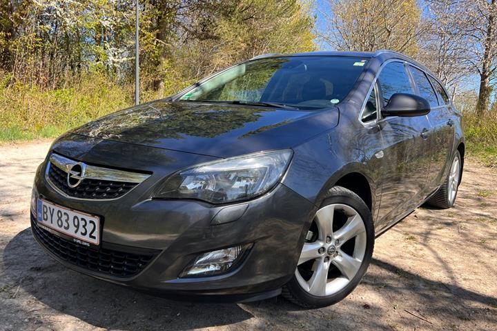 Grå Opel Astra fra 2012 set udefra