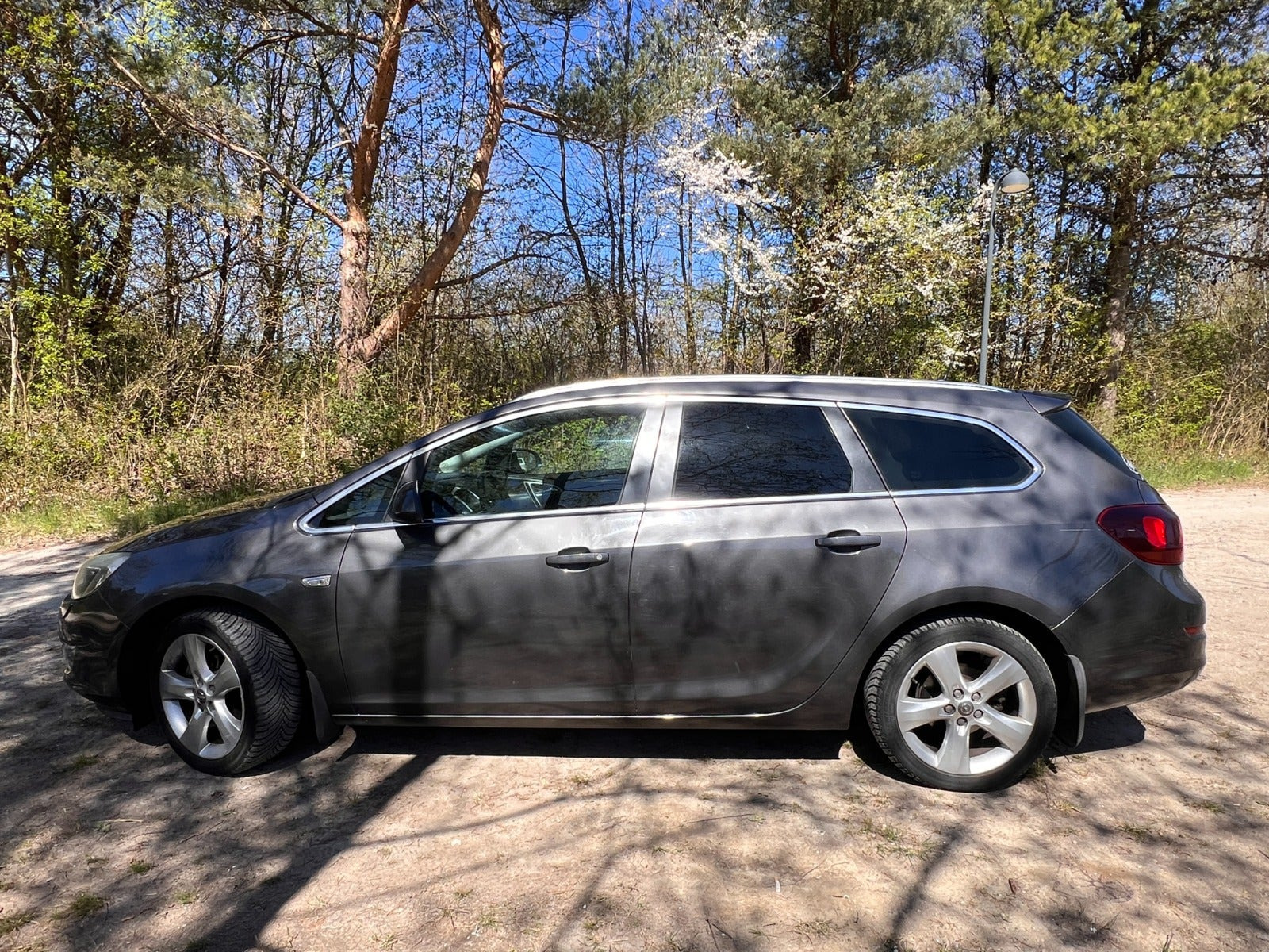 Grå Opel Astra fra 2012