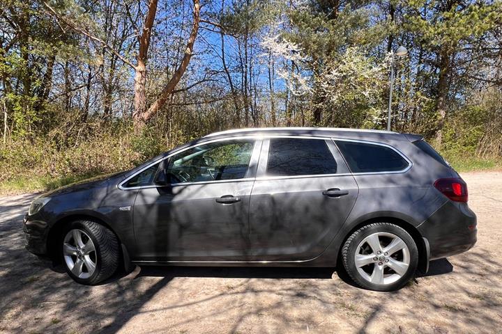 Grå Opel Astra fra 2012
