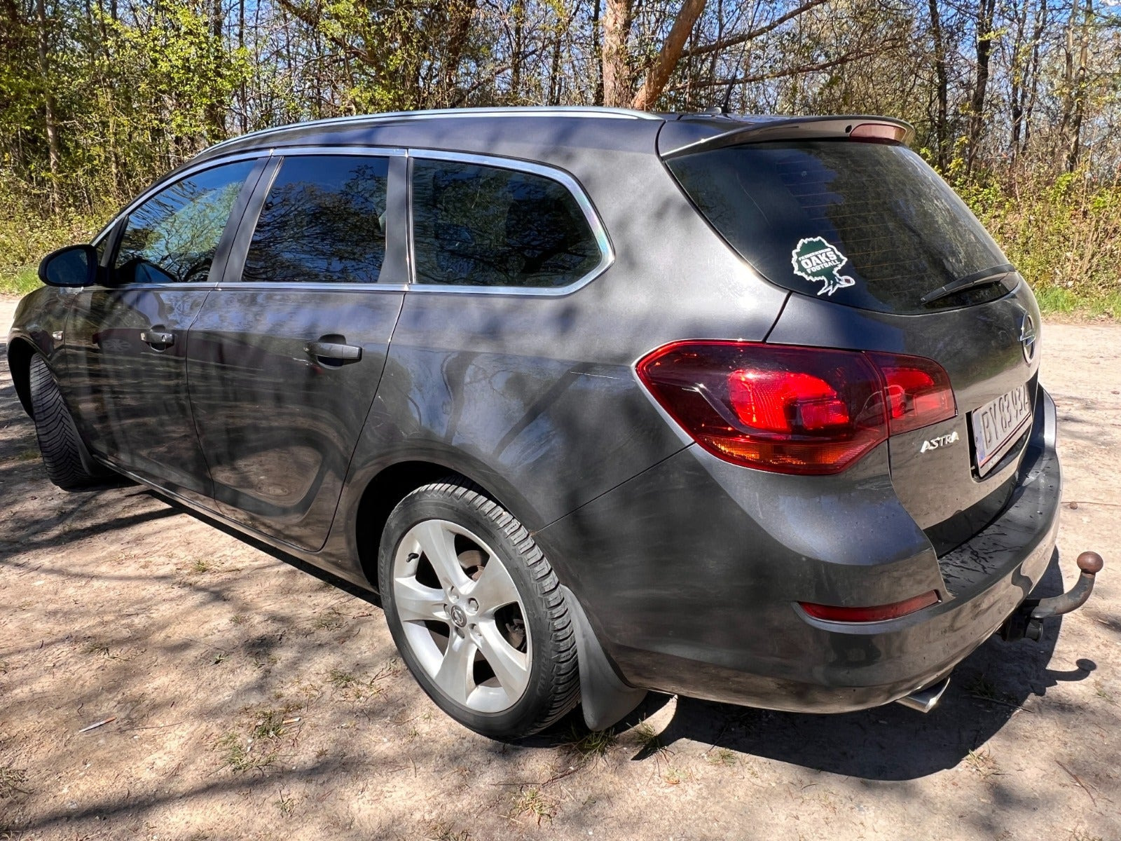 Grå Opel Astra fra 2012
