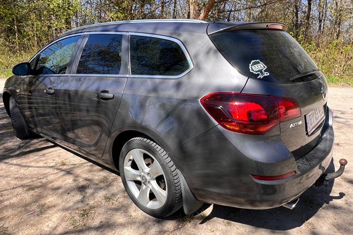 Grå Opel Astra fra 2012