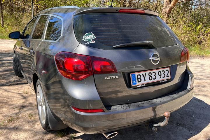 Grå Opel Astra fra 2012