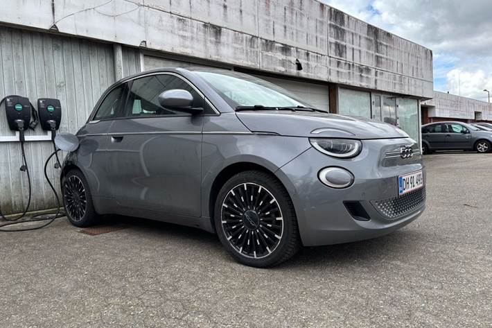 Grå Fiat 500e fra 2021