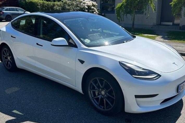 Hvid Tesla Model 3 fra 2021