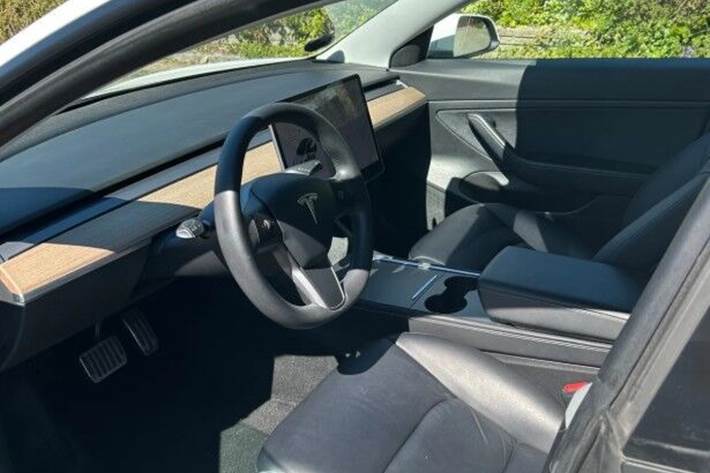 Hvid Tesla Model 3 fra 2021