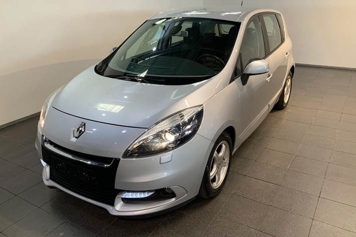 Sølv Renault Scenic III fra 2012 set udefra