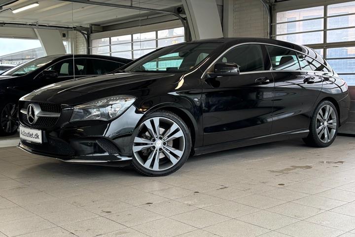 Sort Mercedes CLA200 fra 2017 set udefra