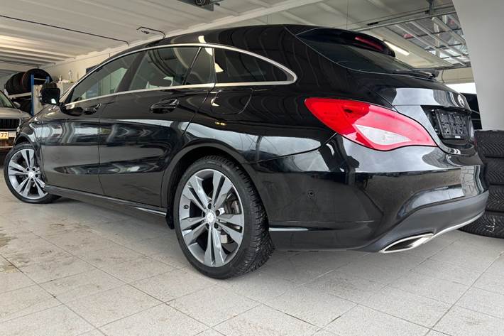 Sort Mercedes CLA200 fra 2017