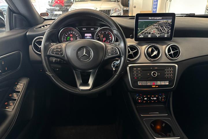Sort Mercedes CLA200 fra 2017