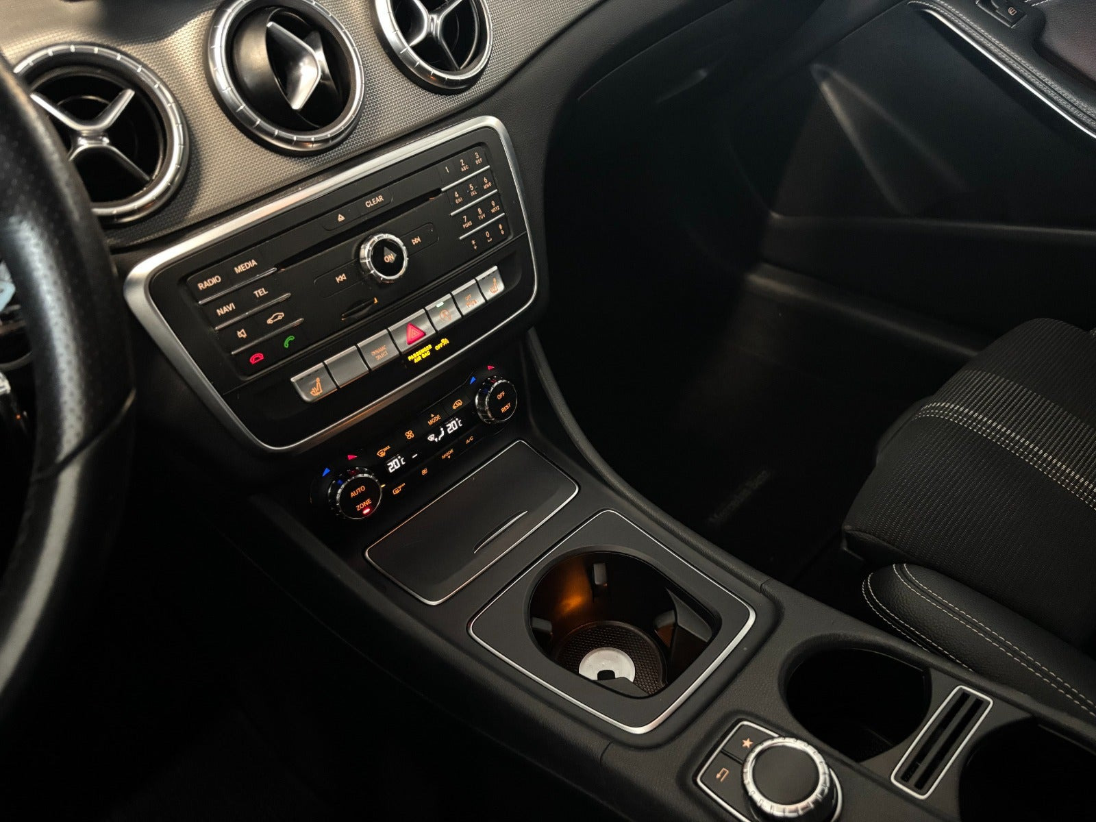 Sort Mercedes CLA200 fra 2017