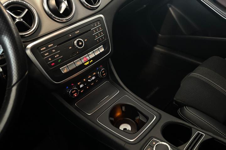 Sort Mercedes CLA200 fra 2017