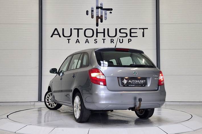 Grå Skoda Fabia fra 2013