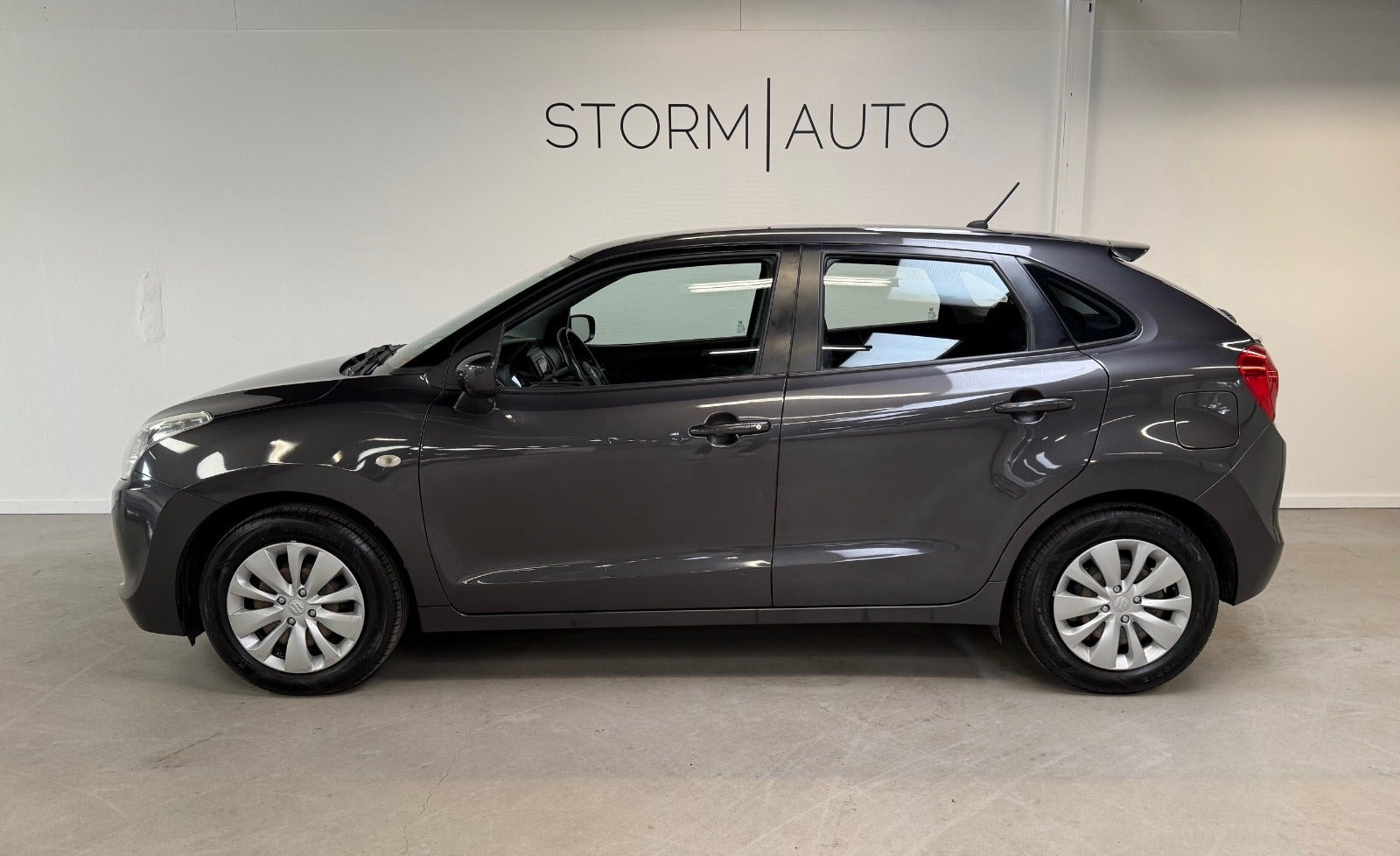 Grå Suzuki Baleno fra 2018