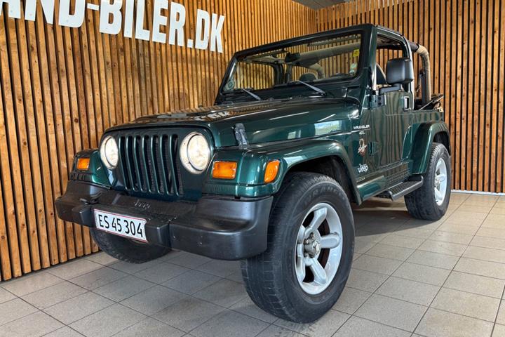 Grøn Jeep Wrangler fra 2000 set udefra