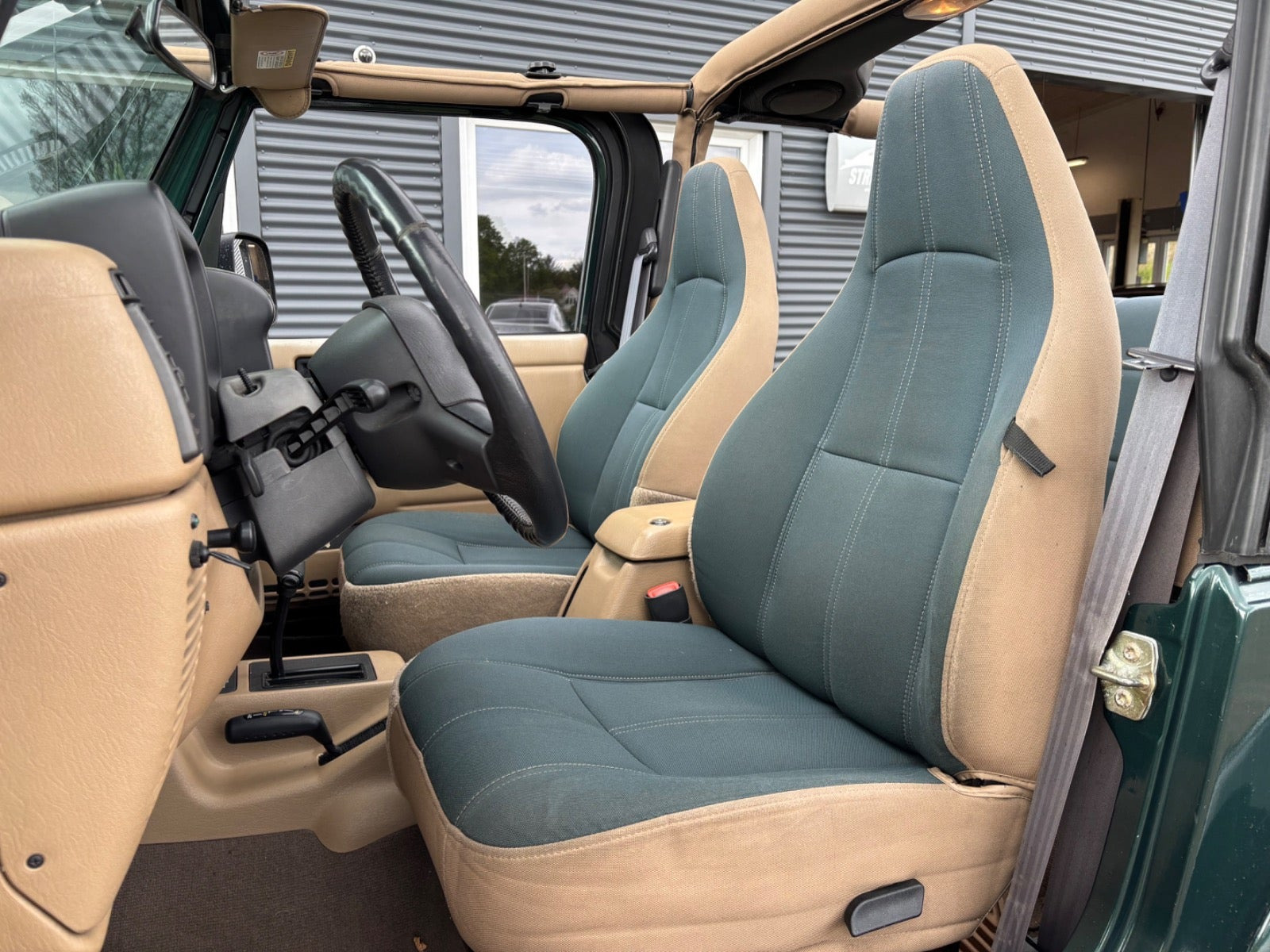 Grøn Jeep Wrangler fra 2000